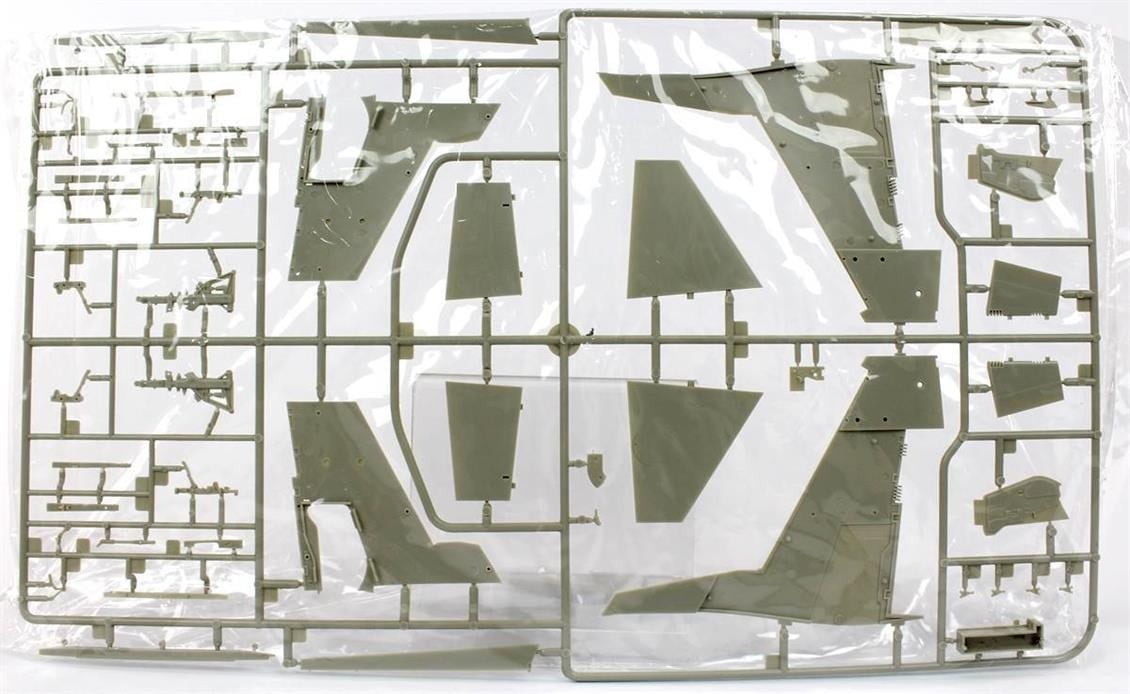 Kitty Hawk 32018 1/32 Ölçek, F-5E (Tiger II) Savaş Uçağı ve 2 Resin Figür, Plastik Model kiti