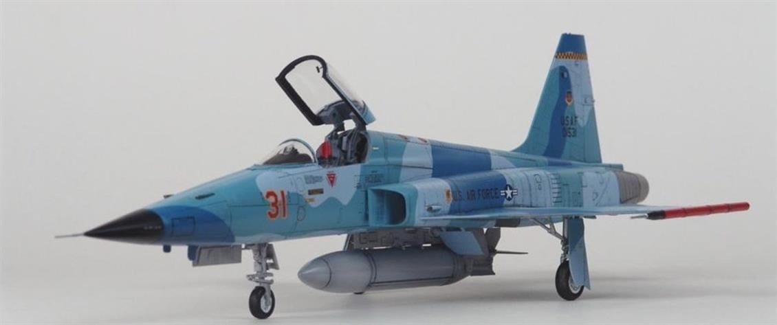 Kitty Hawk 32018 1/32 Ölçek, F-5E (Tiger II) Savaş Uçağı ve 2 Resin Figür, Plastik Model kiti