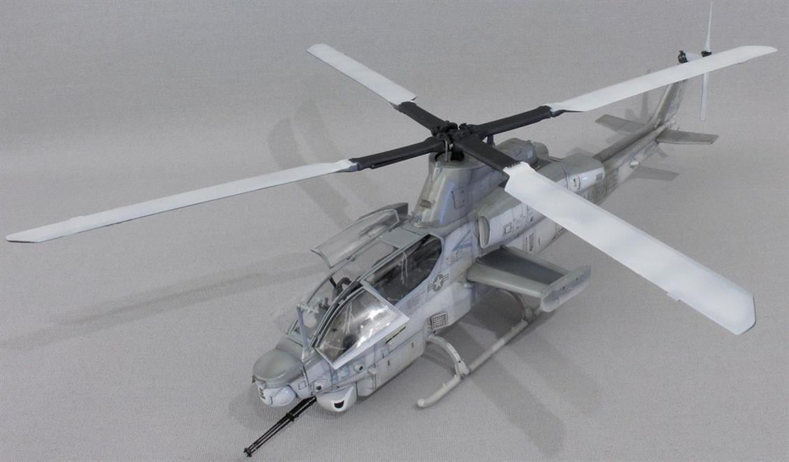 Kitty Hawk 80125 1/48 Ölçek, AH-1Z Viper (Version 2.0) Askeri Helikopter ve 2 Resin Figür, Plastik Model kiti