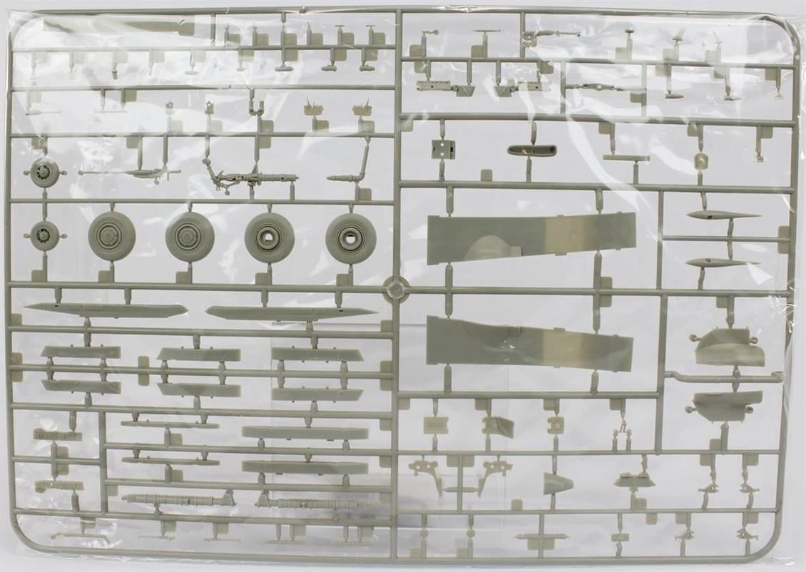 Kitty Hawk 80128 1/48 Ölçek, Su-35, Resin Pilot Figürlü, Savaş Uçağı ve 2 Resin Figür, Plastik Model kiti