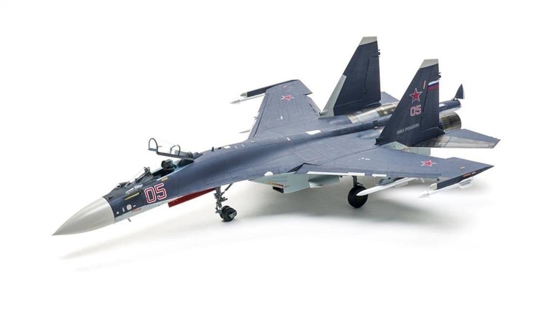 Kitty Hawk 80128 1/48 Ölçek, Su-35, Resin Pilot Figürlü, Savaş Uçağı ve 2 Resin Figür, Plastik Model kiti