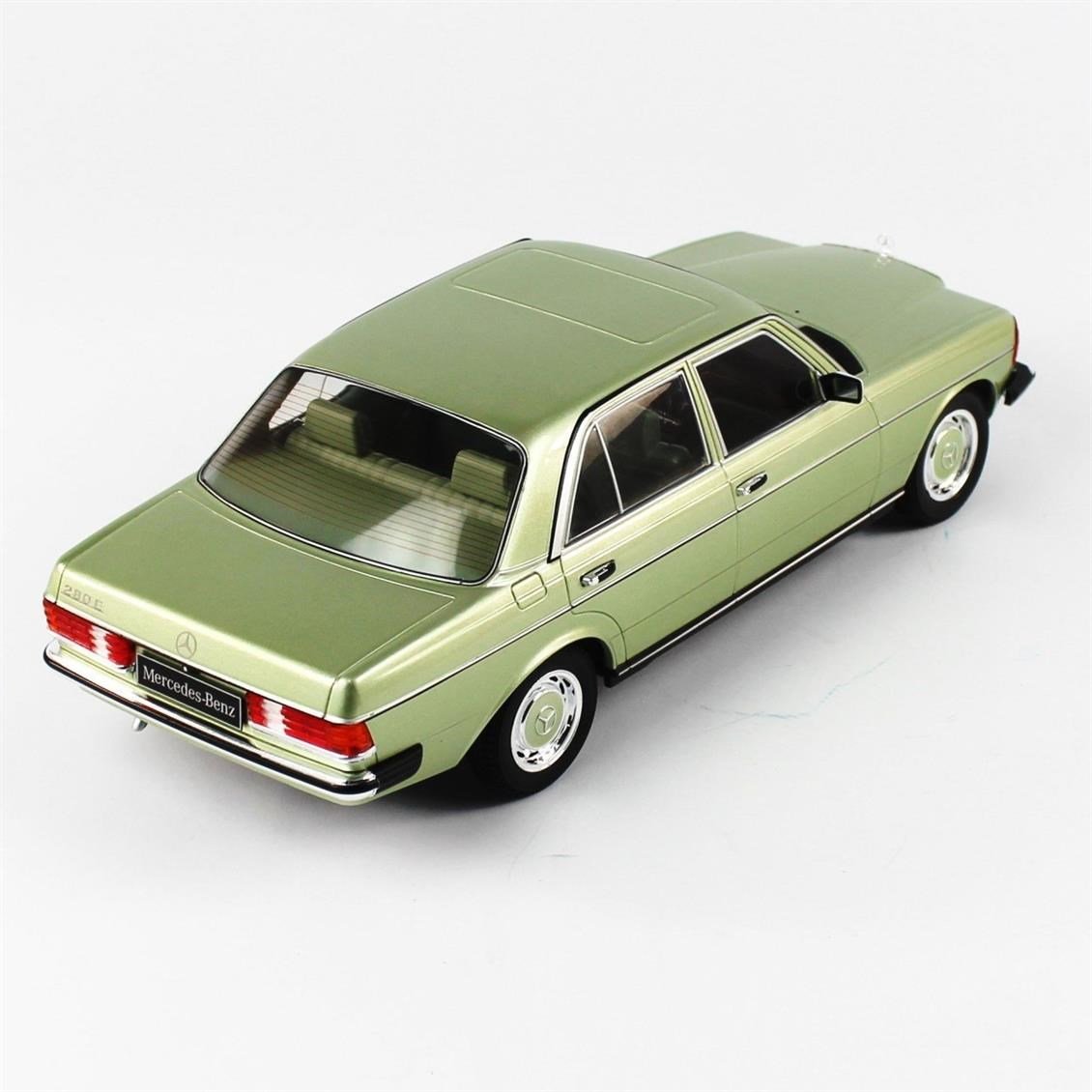 KKscale 180353 1/18 Ölçek, 1977 Mercedes Benz 230E W123, Metalik Açık Yeşil, Sergilemeye Hazır Metal Araba Modeli