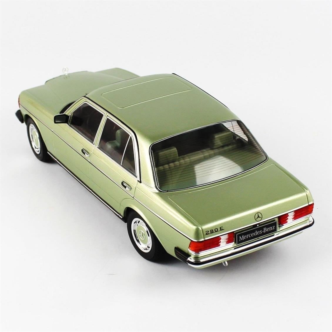 KKscale 180353 1/18 Ölçek, 1977 Mercedes Benz 230E W123, Metalik Açık Yeşil, Sergilemeye Hazır Metal Araba Modeli
