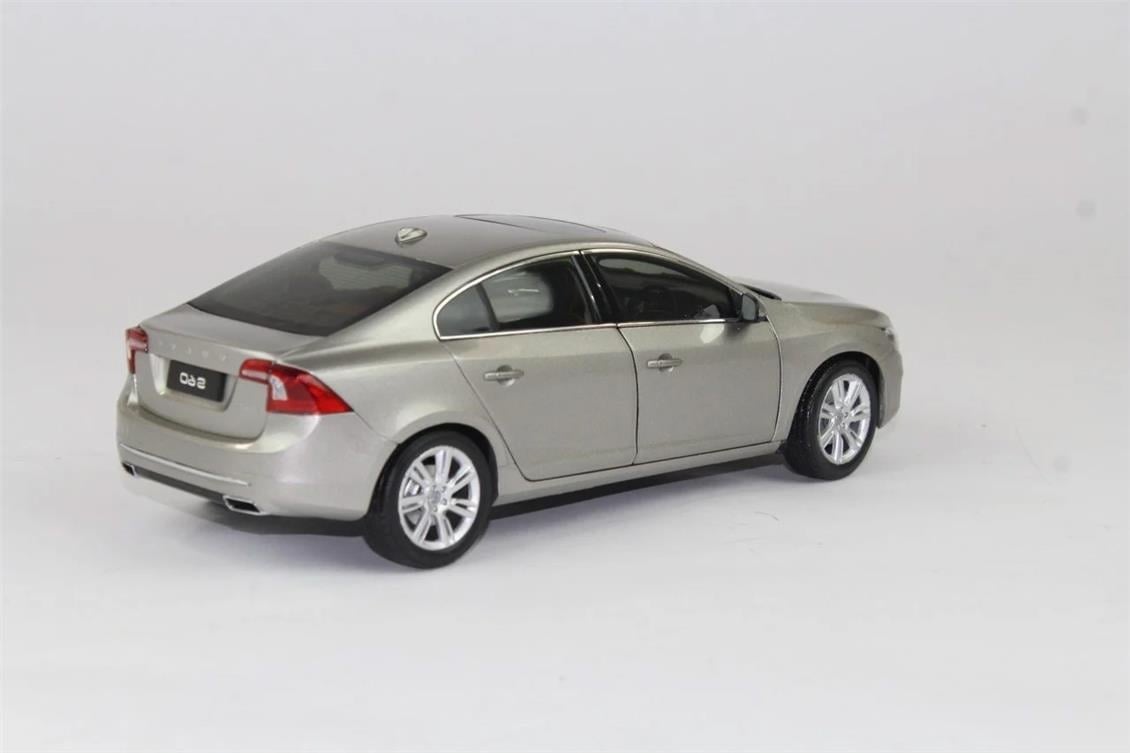 Mocity 88150 1/18 Ölçek, 2015 Volvo S60 (New Design), Metalik Sedef, Sergilemeye Hazır Metal Araba Modeli