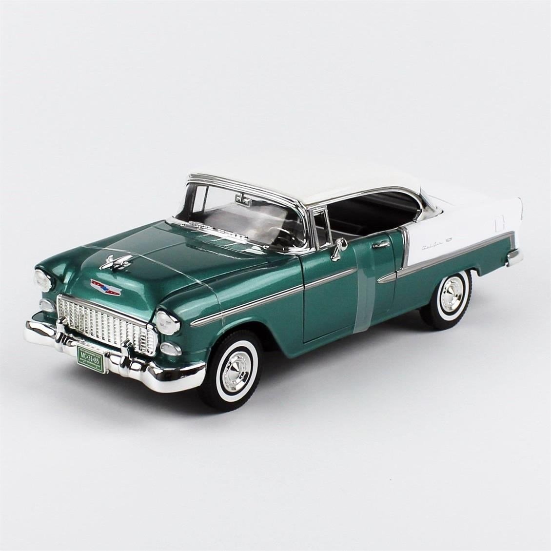 Motormax 73185 1/18 Ölçek, 1955 Chevrolet Bel Air Hardtop, Koyu Yeşil/Beyaz, Sergilemeye Hazır Metal Araba Modeli