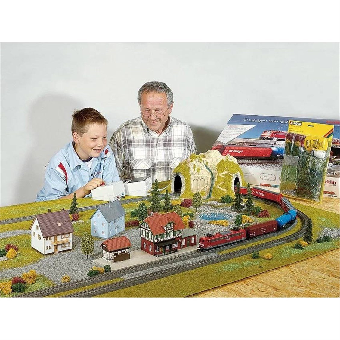 Noch 60800 Diorama Yapım Başlangıc Kiti (Uygulama Aparatıi Tutkal, Ağaçlar ve Yüzey Dokusu Çeşitleri ile)
