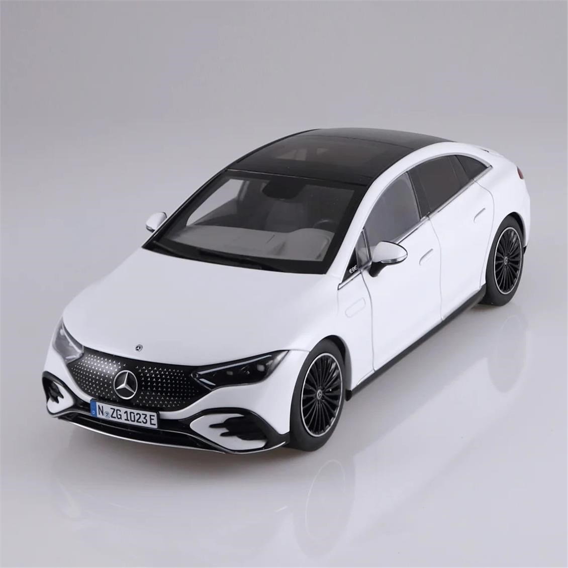 NZG 1023/41 1/18 Ölçek, Mercedes-Benz EQE, Opalit Beyaz, Sergilemeye Hazır Metal Araba Modeli