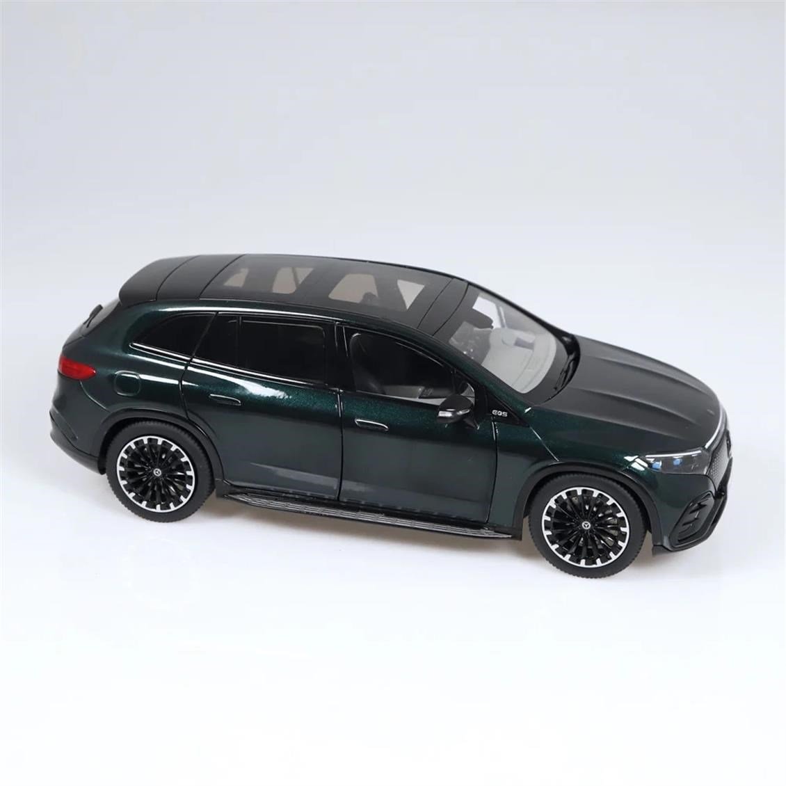 NZG 1059/30 1/18 Ölçek, Mercedes-Benz EQS AMG Line SUV, Yeşil, Sergilemeye Hazır Metal Araba Modeli