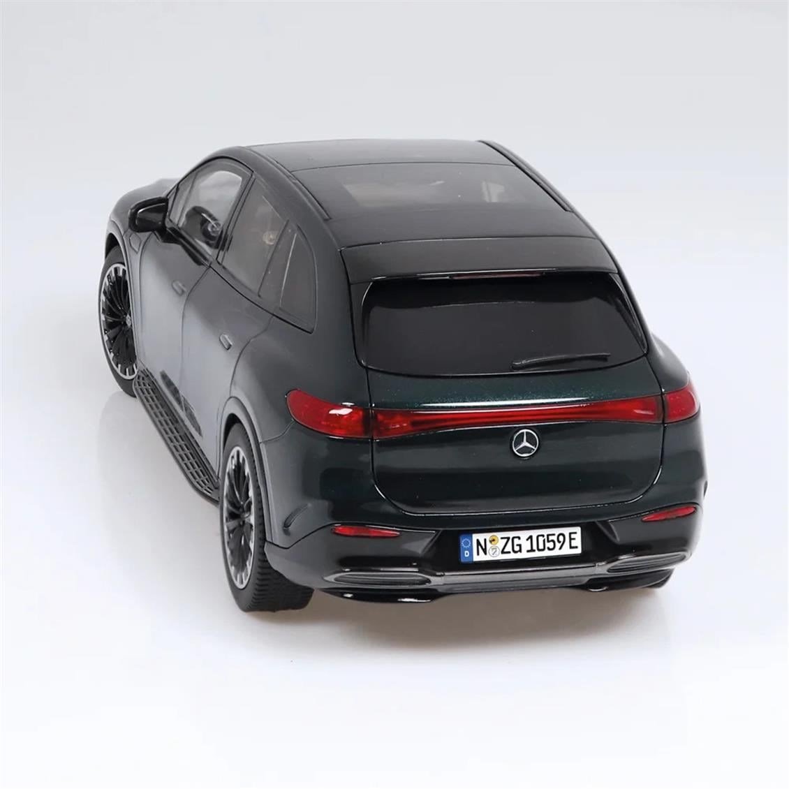 NZG 1059/30 1/18 Ölçek, Mercedes-Benz EQS AMG Line SUV, Yeşil, Sergilemeye Hazır Metal Araba Modeli