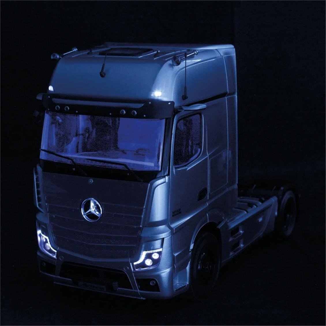 NZG 1077/55 1/18 Ölçek, Mercedes-Benz ACTROS Giga (Edition 3), Metalik Gümüş, Sergilemeye Hazır Metal Çekici Modeli