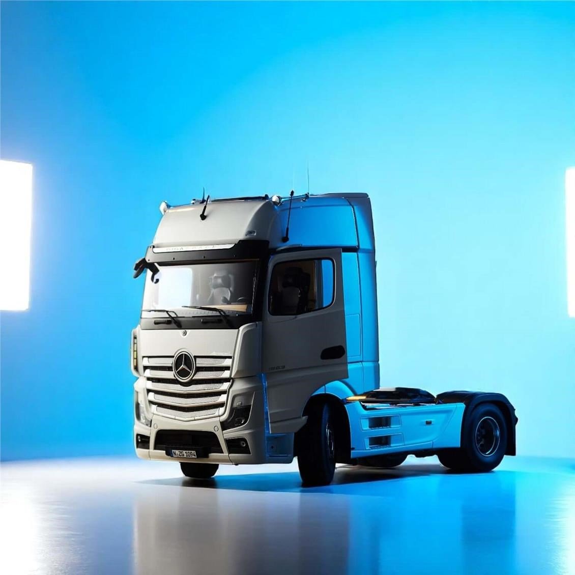 NZG 1094/41 1/18 Ölçek, Mercedes-Benz Actros Çekici (Desenli Beyaz), Sergilemeye Hazır Metal Çekici Modeli