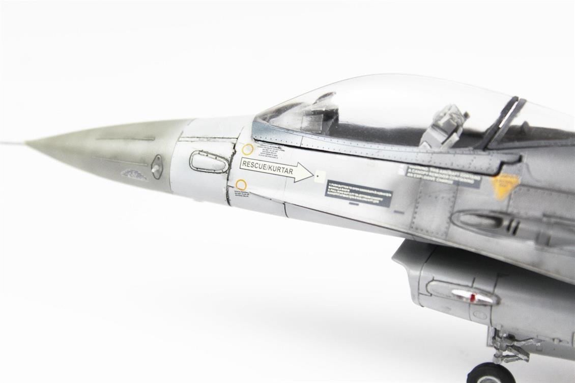 QD003 1/48 F-16 C Block 50 (Öncel Son Filonun 20. Yılı Anısına) Sergilemeye Hazır Plastik Uçak Modeli