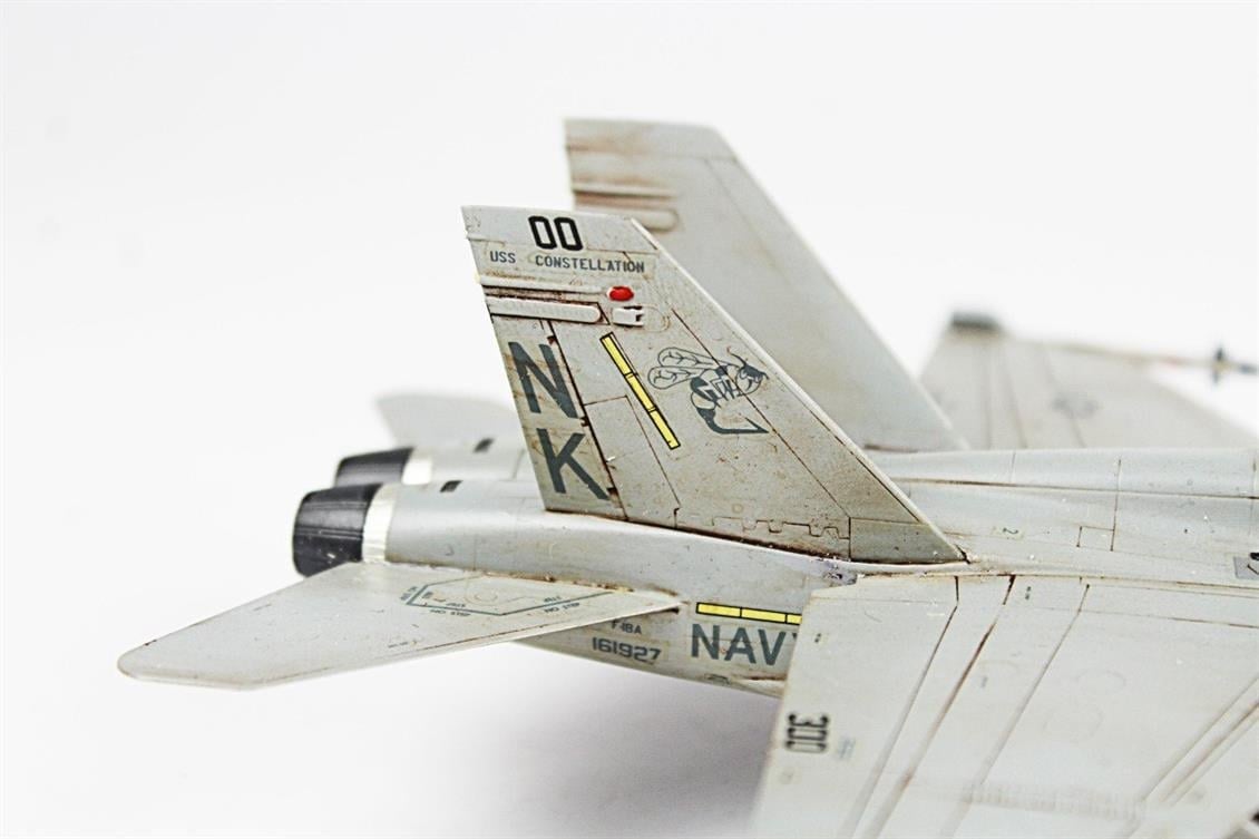 QD006 1/72 F-18C Hornet Sergilemeye Hazır Plastik Uçak Modeli