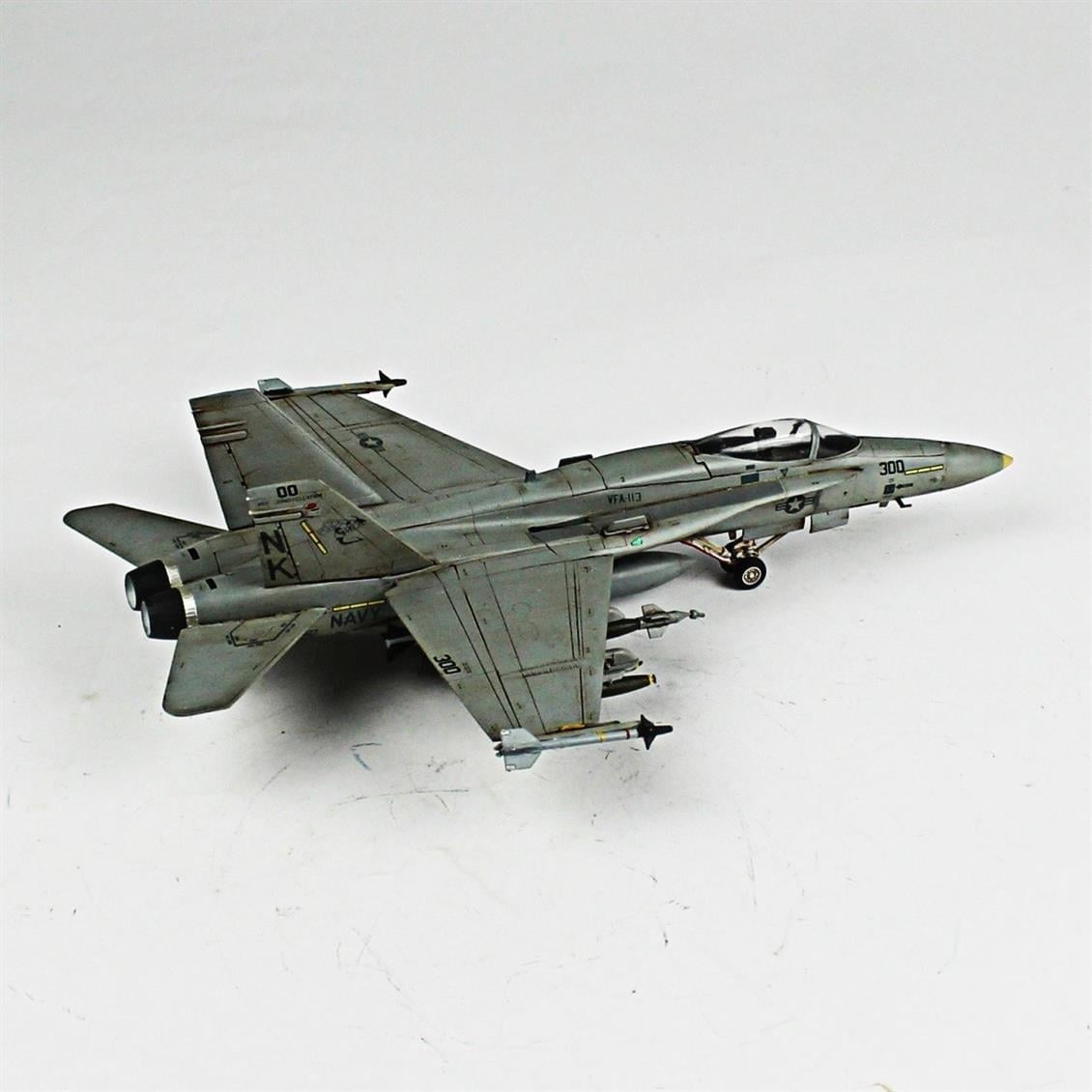 QD006 1/72 F-18C Hornet Sergilemeye Hazır Plastik Uçak Modeli