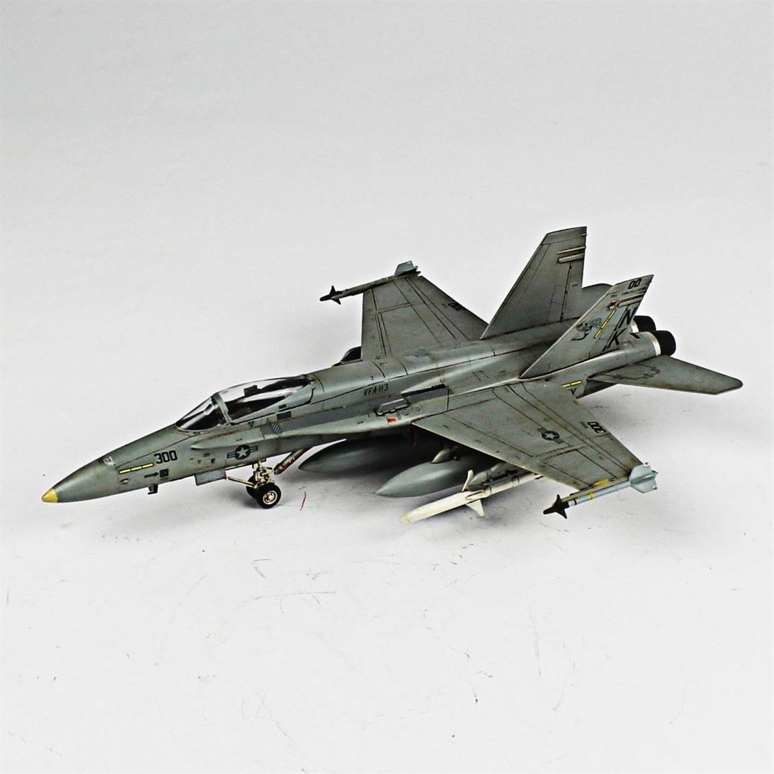 QD006 1/72 F-18C Hornet Sergilemeye Hazır Plastik Uçak Modeli