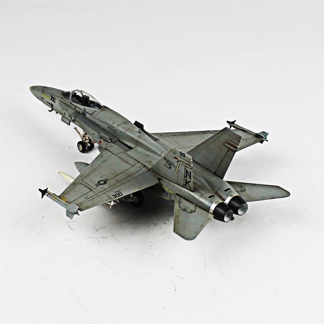 QD006 1/72 F-18C Hornet Sergilemeye Hazır Plastik Uçak Modeli