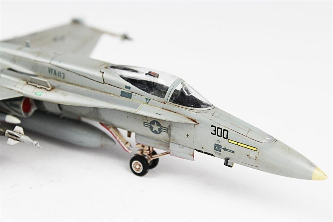 QD006 1/72 F-18C Hornet Sergilemeye Hazır Plastik Uçak Modeli
