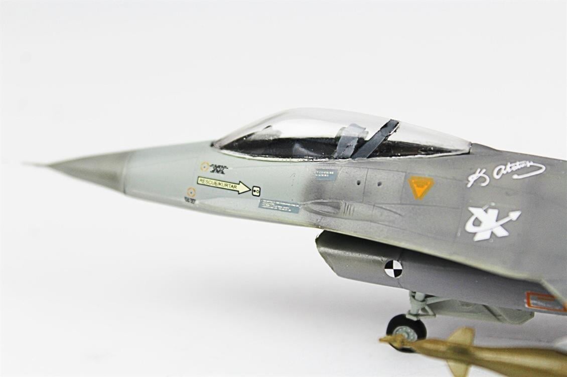 QD008 1/72 F-16C B40 Fighting Falcon Sergilemeye Hazır Plastik Uçak Modeli