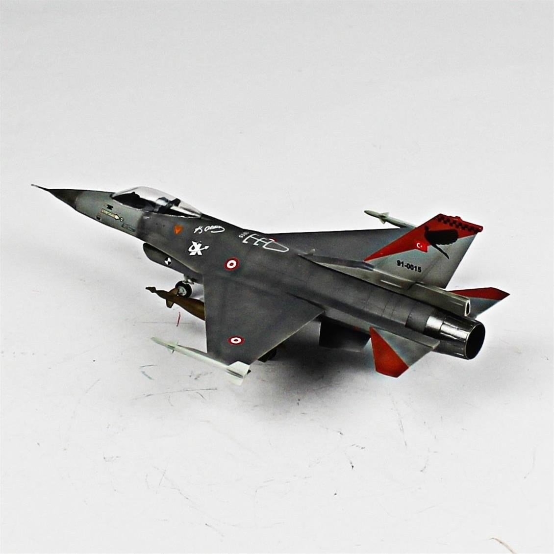 QD008 1/72 F-16C B40 Fighting Falcon Sergilemeye Hazır Plastik Uçak Modeli