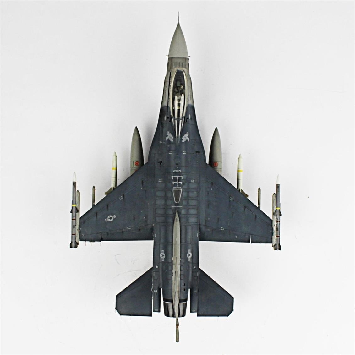 QD009 1/48 F-16C  Fighting Falcon Sergilemeye Hazır Plastik Uçak Modeli