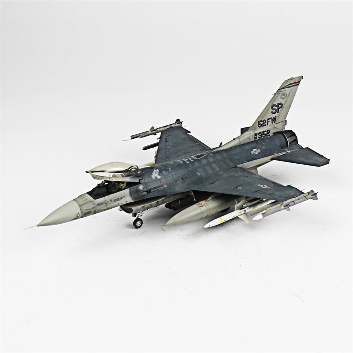 QD009 1/48 F-16C  Fighting Falcon Sergilemeye Hazır Plastik Uçak Modeli