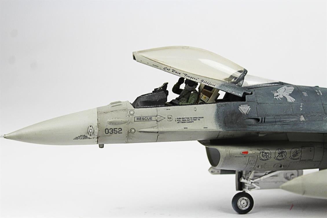 QD009 1/48 F-16C  Fighting Falcon Sergilemeye Hazır Plastik Uçak Modeli