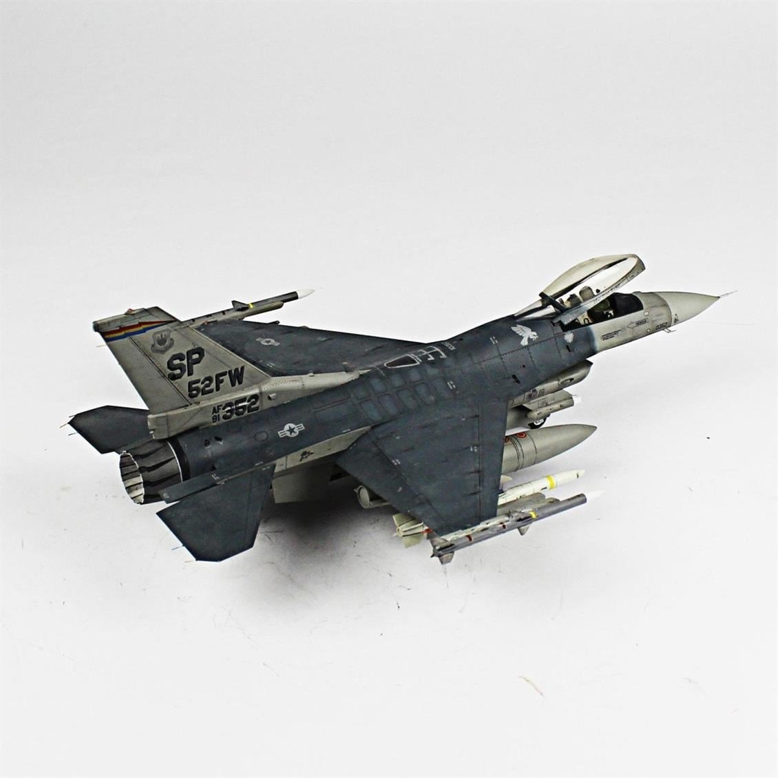 QD009 1/48 F-16C  Fighting Falcon Sergilemeye Hazır Plastik Uçak Modeli