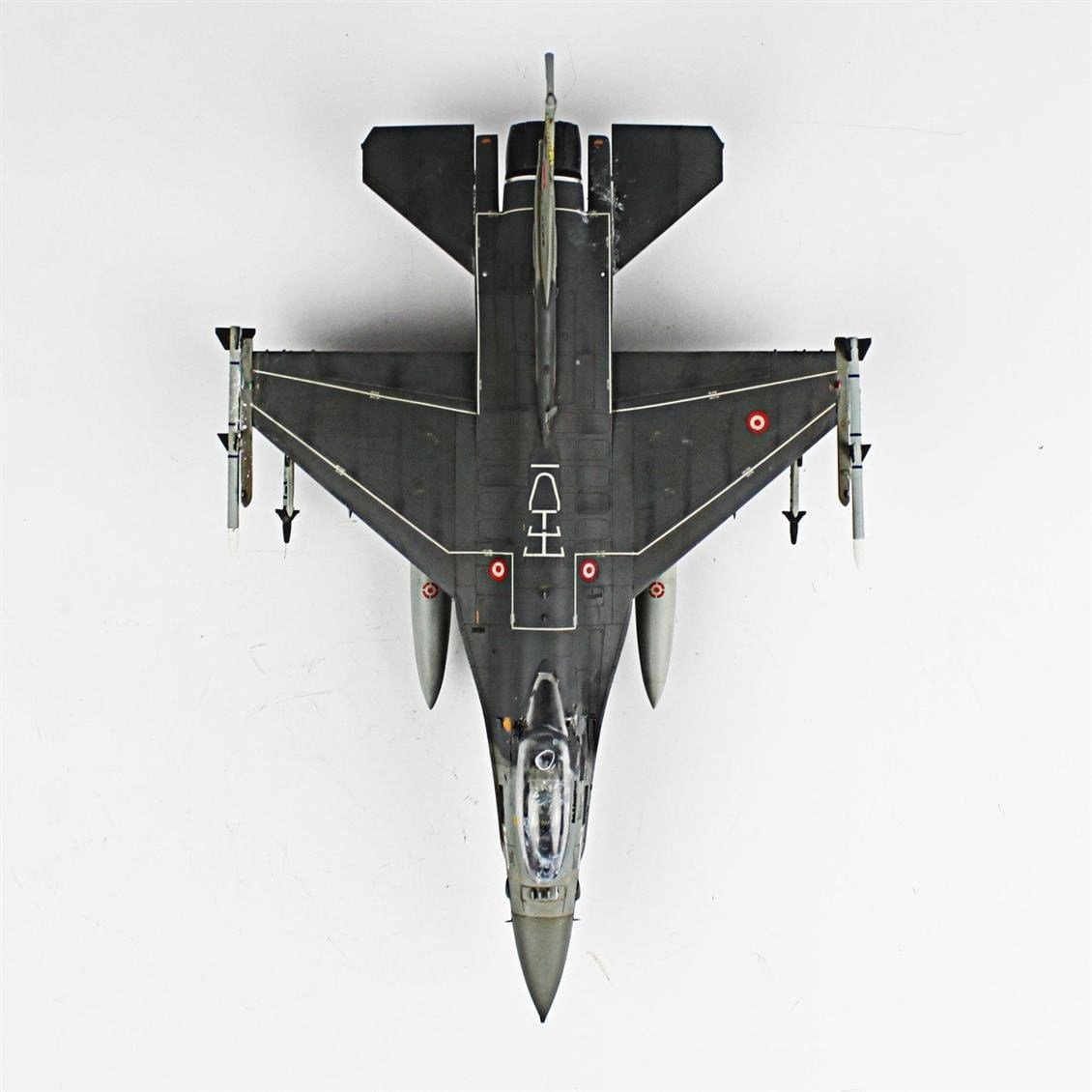QD010 1/48 F-16C B50 Viper Sergilemeye Hazır Plastik Uçak Modeli