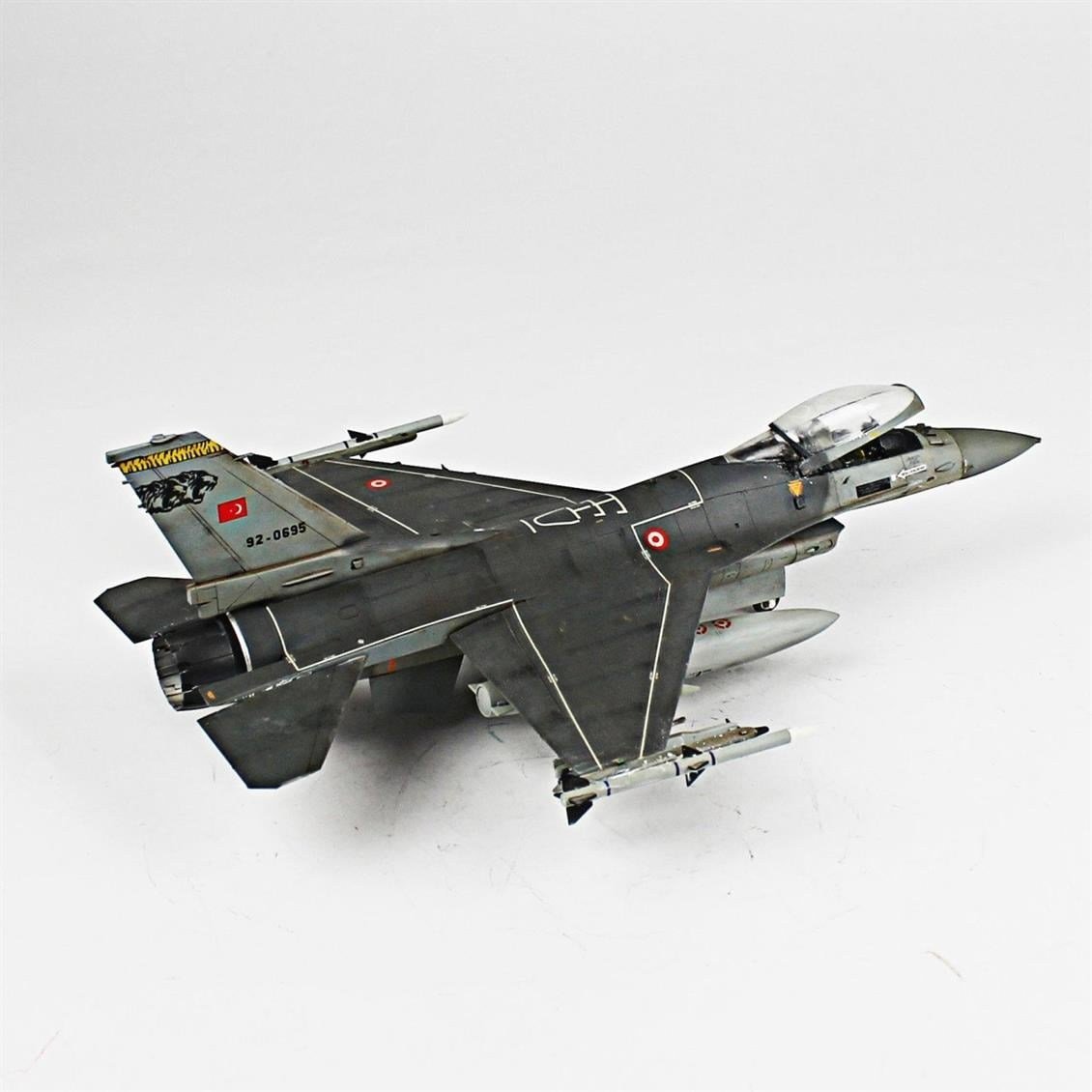 QD010 1/48 F-16C B50 Viper Sergilemeye Hazır Plastik Uçak Modeli
