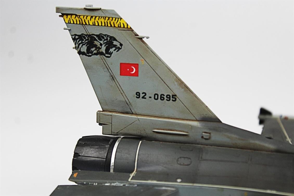 QD010 1/48 F-16C B50 Viper Sergilemeye Hazır Plastik Uçak Modeli
