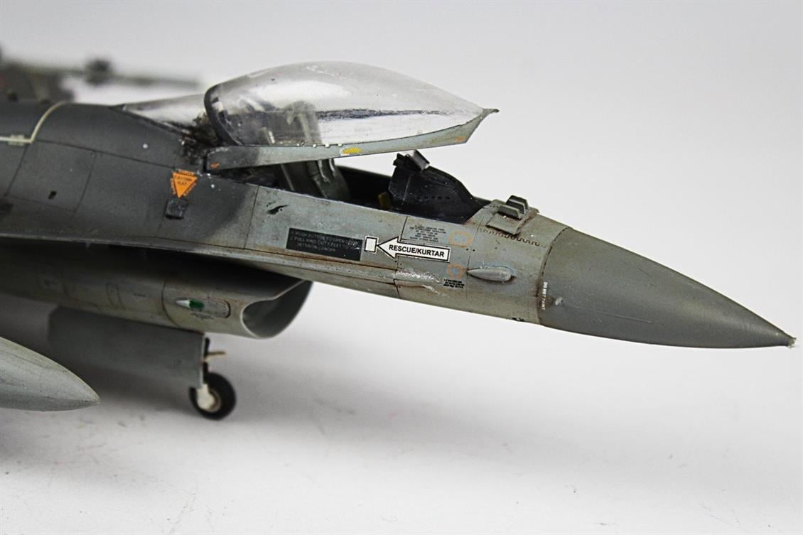 QD010 1/48 F-16C B50 Viper Sergilemeye Hazır Plastik Uçak Modeli