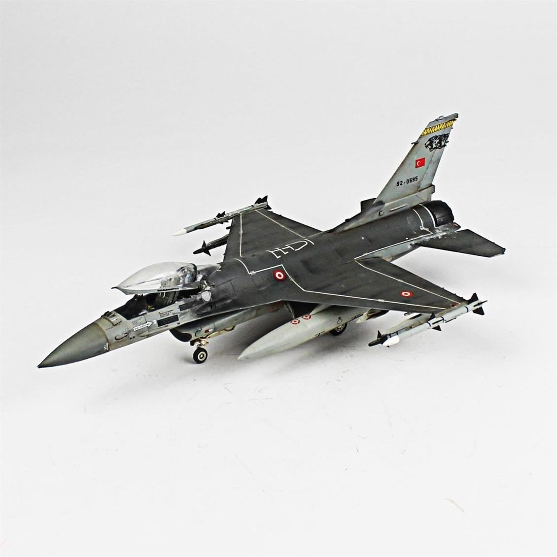 QD010 1/48 F-16C B50 Viper Sergilemeye Hazır Plastik Uçak Modeli