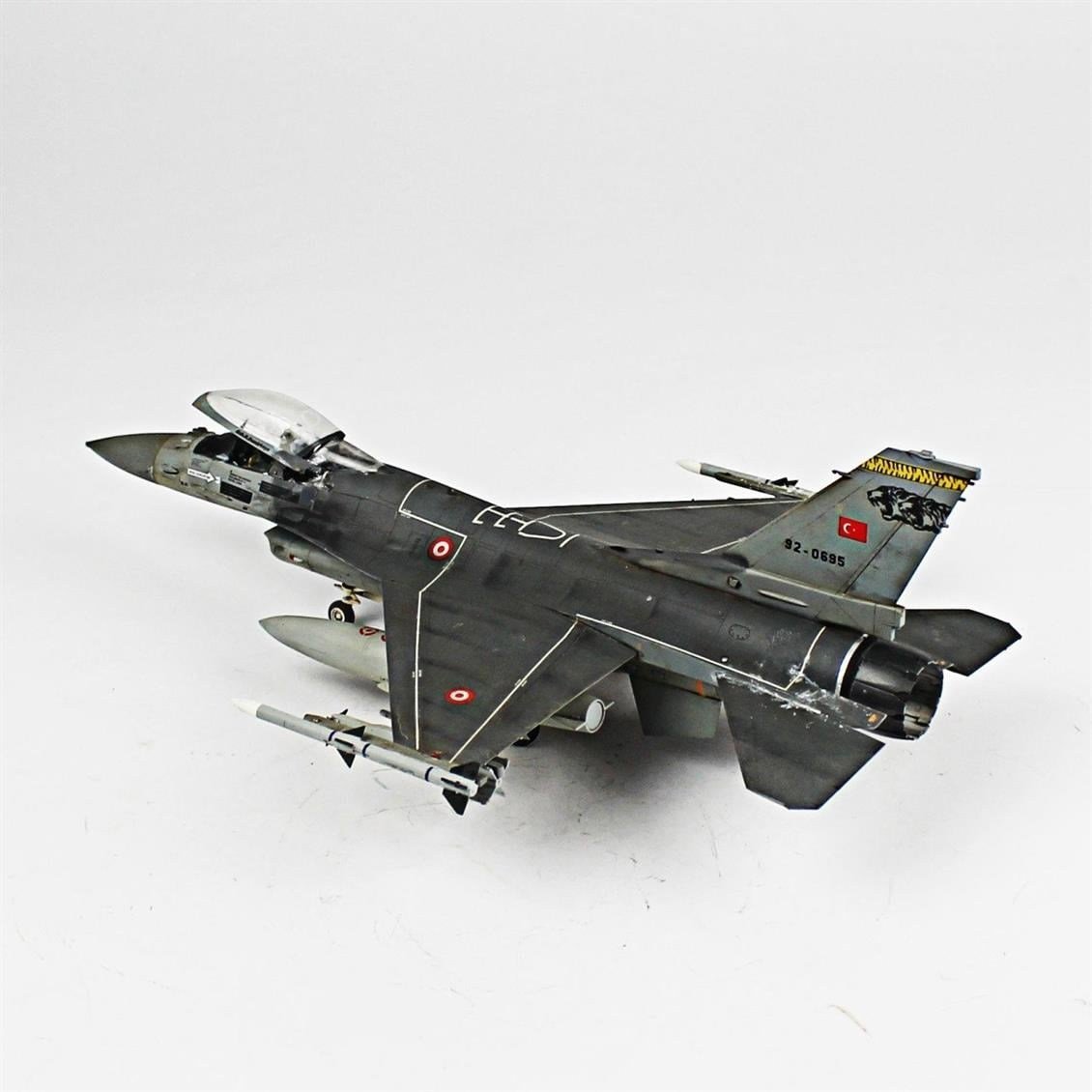 QD010 1/48 F-16C B50 Viper Sergilemeye Hazır Plastik Uçak Modeli