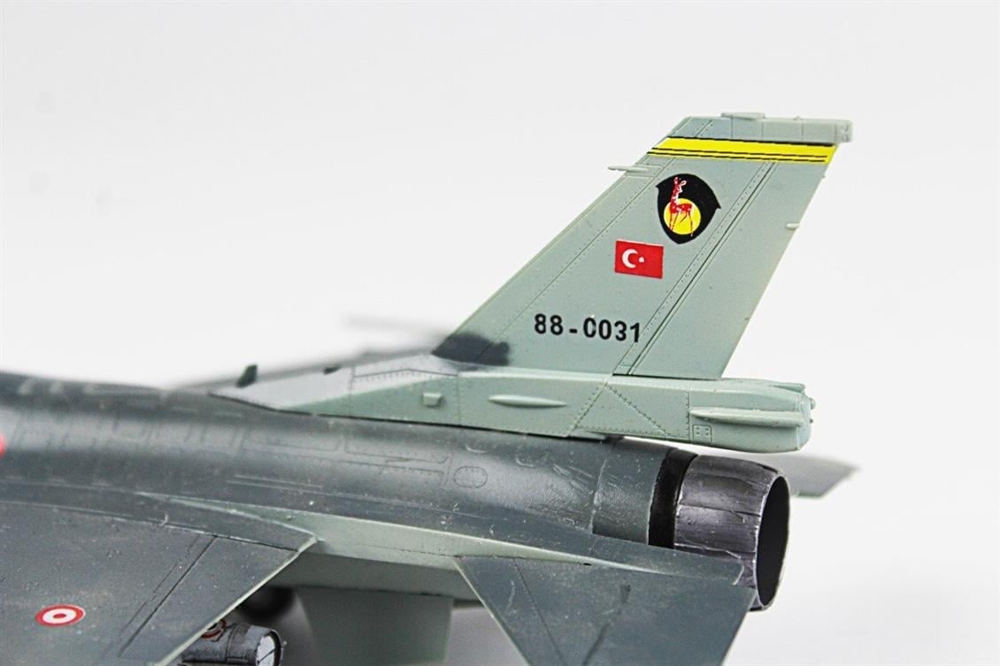 QD012 1/72 F-16C B40 Fighting Falcon Sergilemeye Hazır Plastik Uçak Modeli