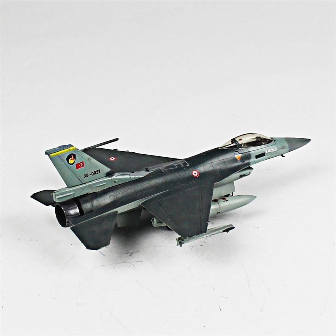 QD012 1/72 F-16C B40 Fighting Falcon Sergilemeye Hazır Plastik Uçak Modeli