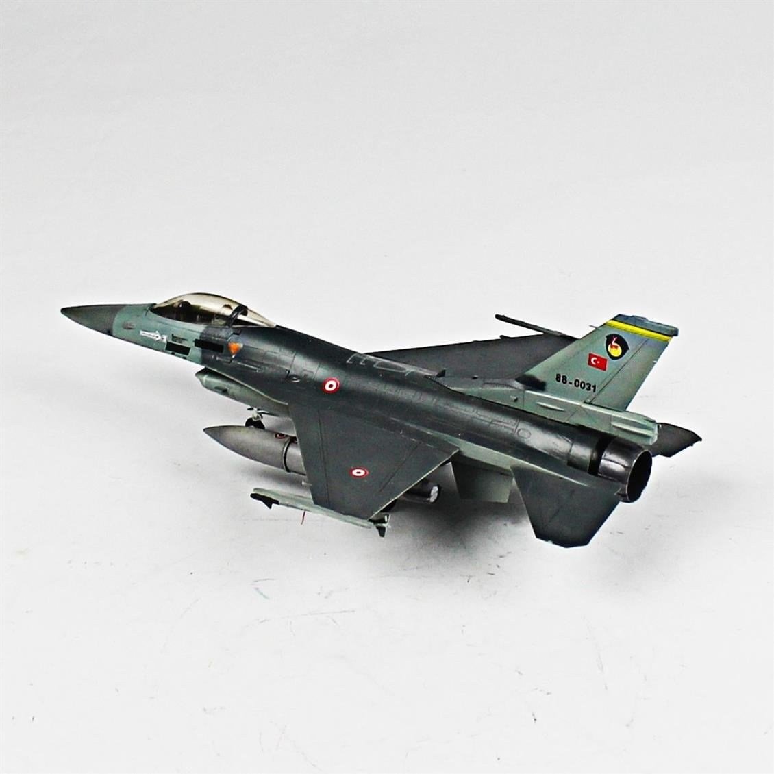 QD012 1/72 F-16C B40 Fighting Falcon Sergilemeye Hazır Plastik Uçak Modeli