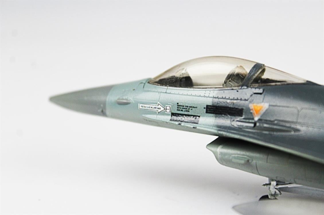 QD012 1/72 F-16C B40 Fighting Falcon Sergilemeye Hazır Plastik Uçak Modeli