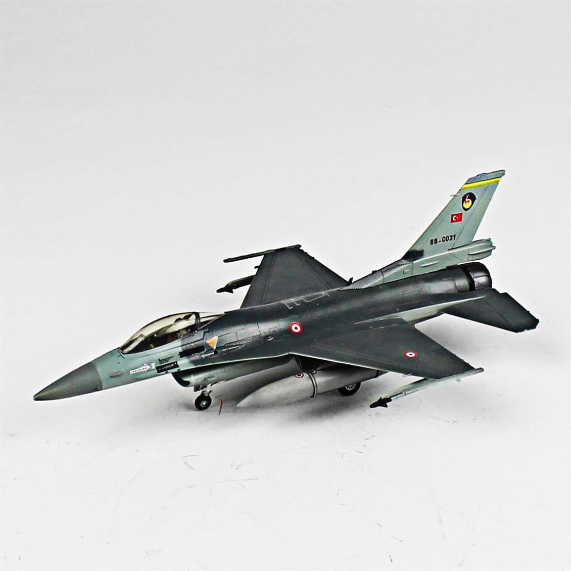 QD012 1/72 F-16C B40 Fighting Falcon Sergilemeye Hazır Plastik Uçak Modeli