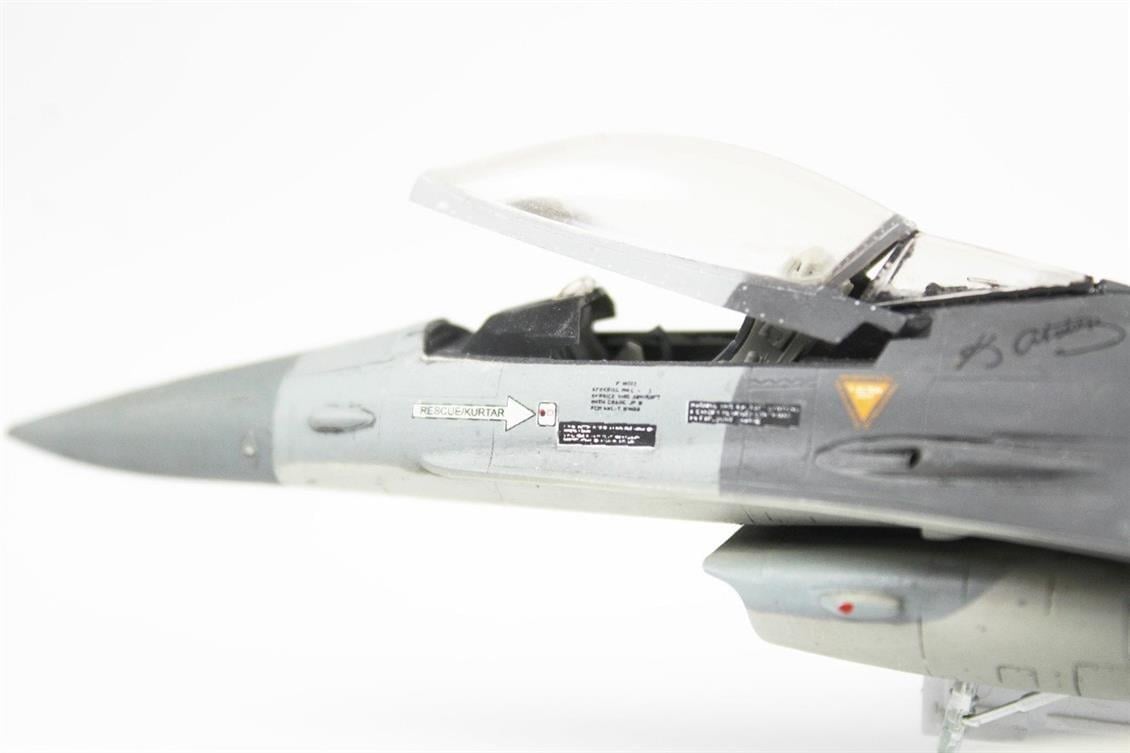 QD013 1/72 F-16C   Fighting Falcon Sergilemeye Hazır Plastik Uçak Modeli