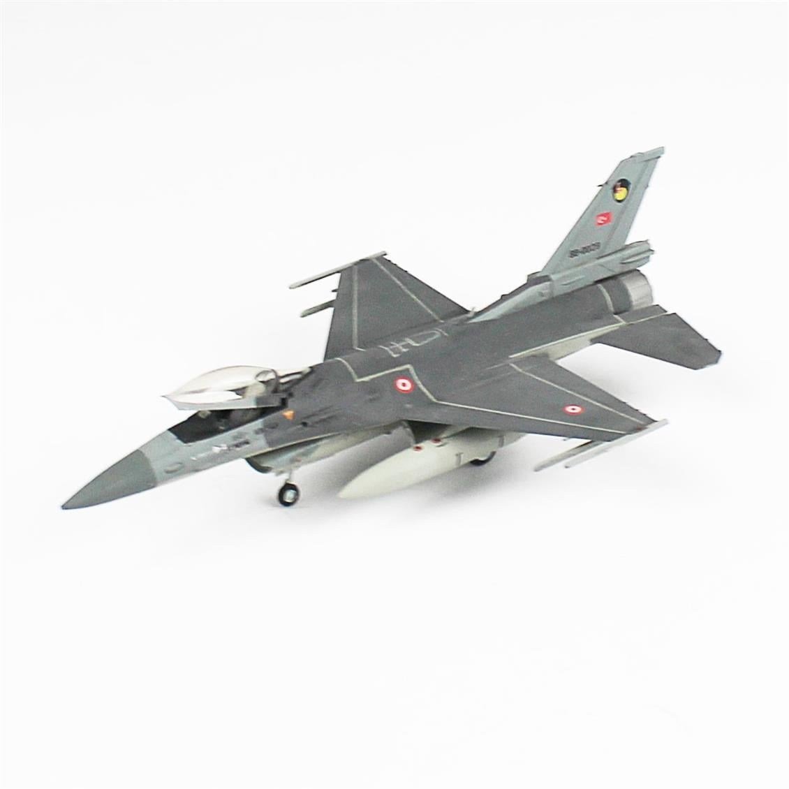 QD013 1/72 F-16C   Fighting Falcon Sergilemeye Hazır Plastik Uçak Modeli