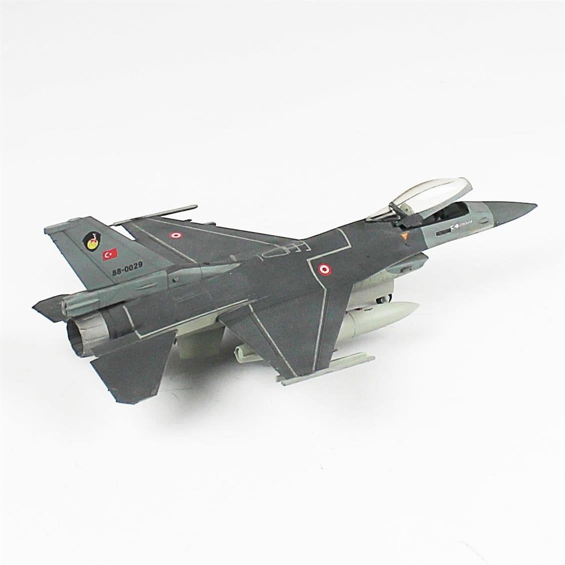 QD013 1/72 F-16C   Fighting Falcon Sergilemeye Hazır Plastik Uçak Modeli