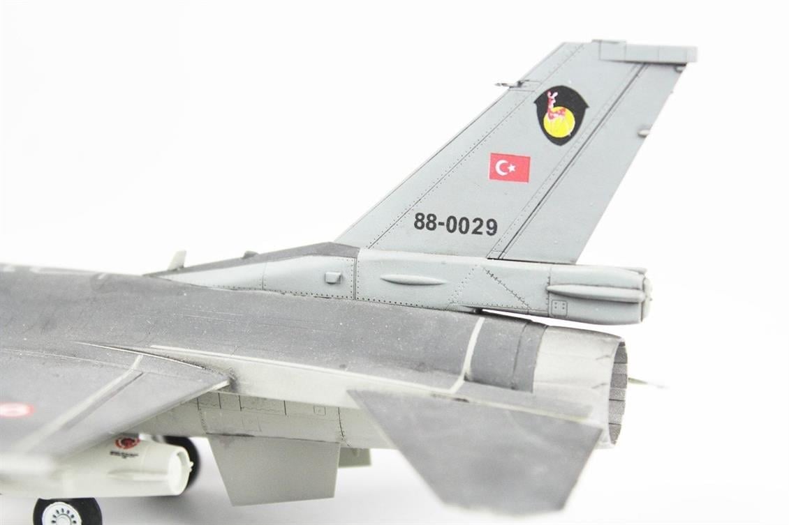 QD013 1/72 F-16C   Fighting Falcon Sergilemeye Hazır Plastik Uçak Modeli