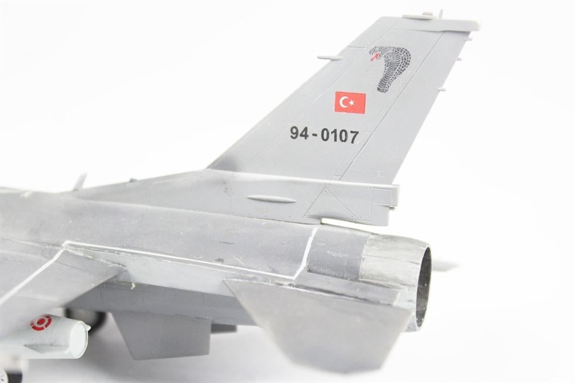 QD014 1/72  F-16D Fighting Falcon Sergilemeye Hazır Plastik Uçak Modeli