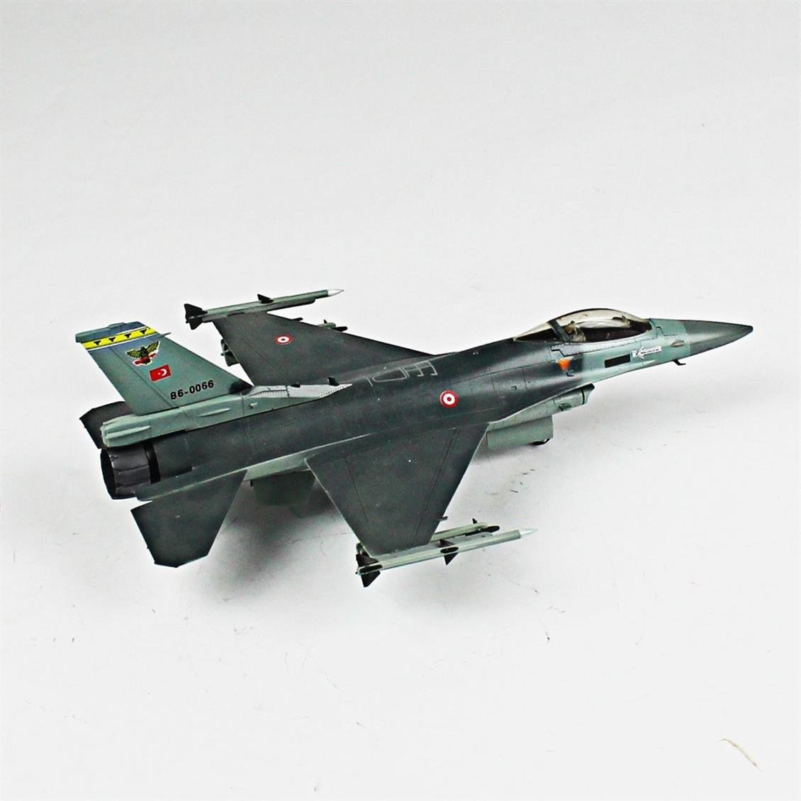 QD016 1/72 F-16C Fighting Falcon Sergilemeye Hazır Plastik Uçak Modeli