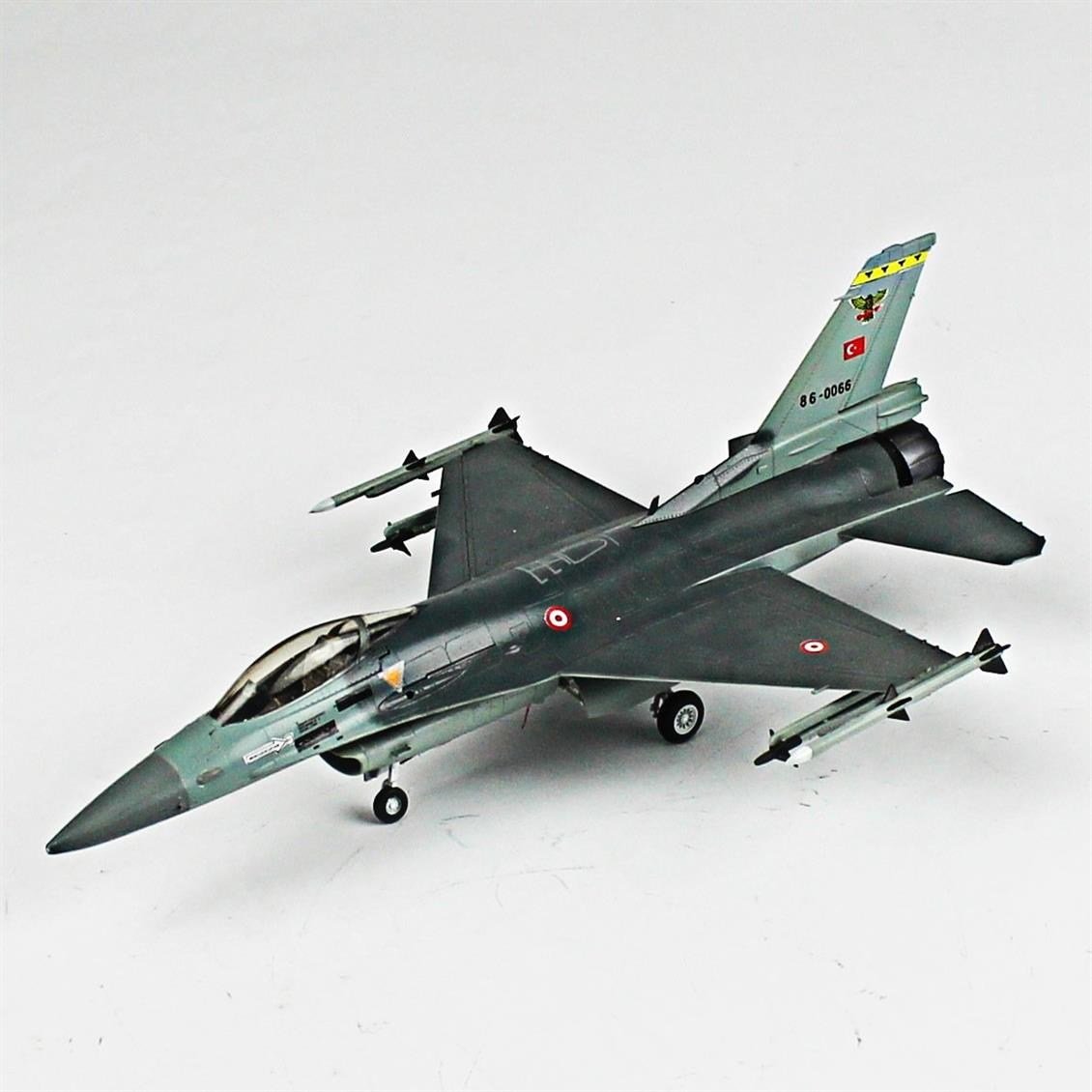 QD016 1/72 F-16C Fighting Falcon Sergilemeye Hazır Plastik Uçak Modeli