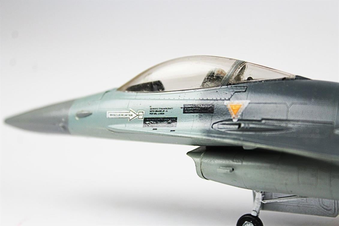 QD016 1/72 F-16C Fighting Falcon Sergilemeye Hazır Plastik Uçak Modeli