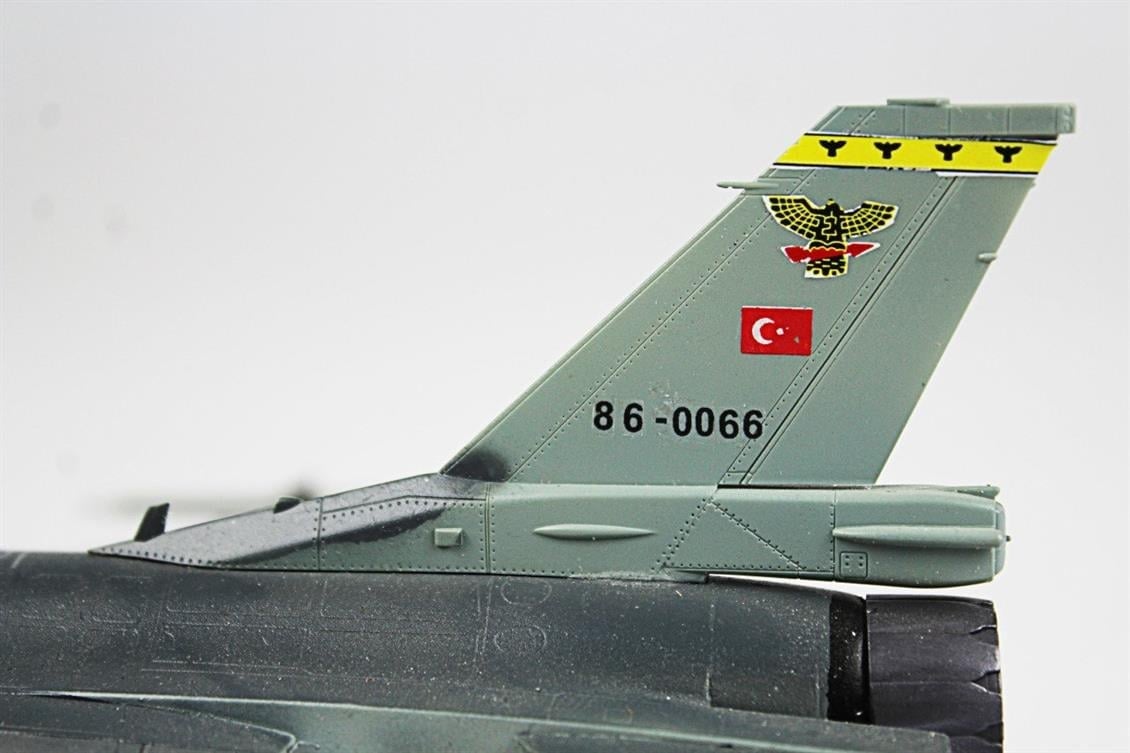 QD016 1/72 F-16C Fighting Falcon Sergilemeye Hazır Plastik Uçak Modeli