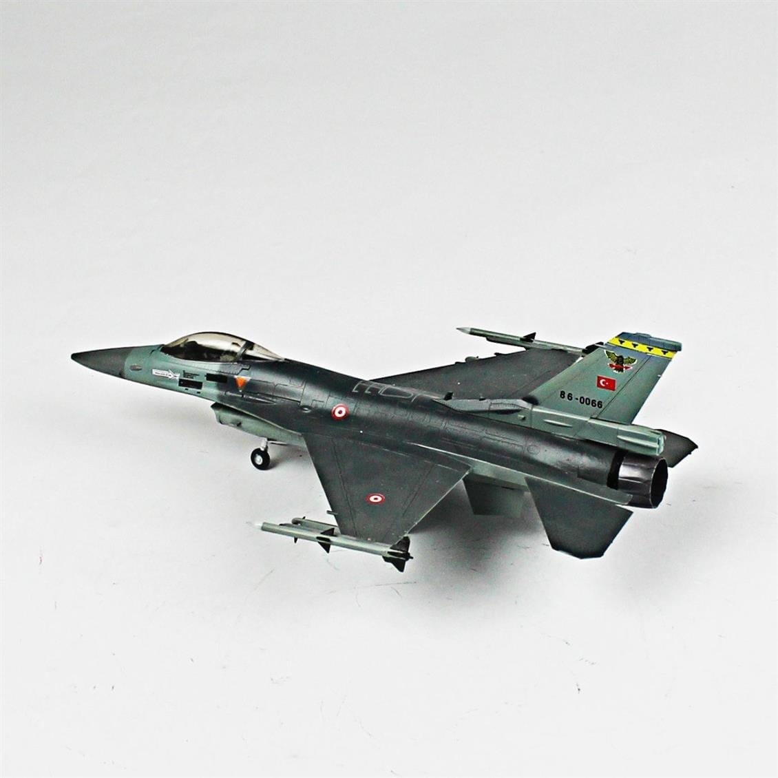 QD016 1/72 F-16C Fighting Falcon Sergilemeye Hazır Plastik Uçak Modeli