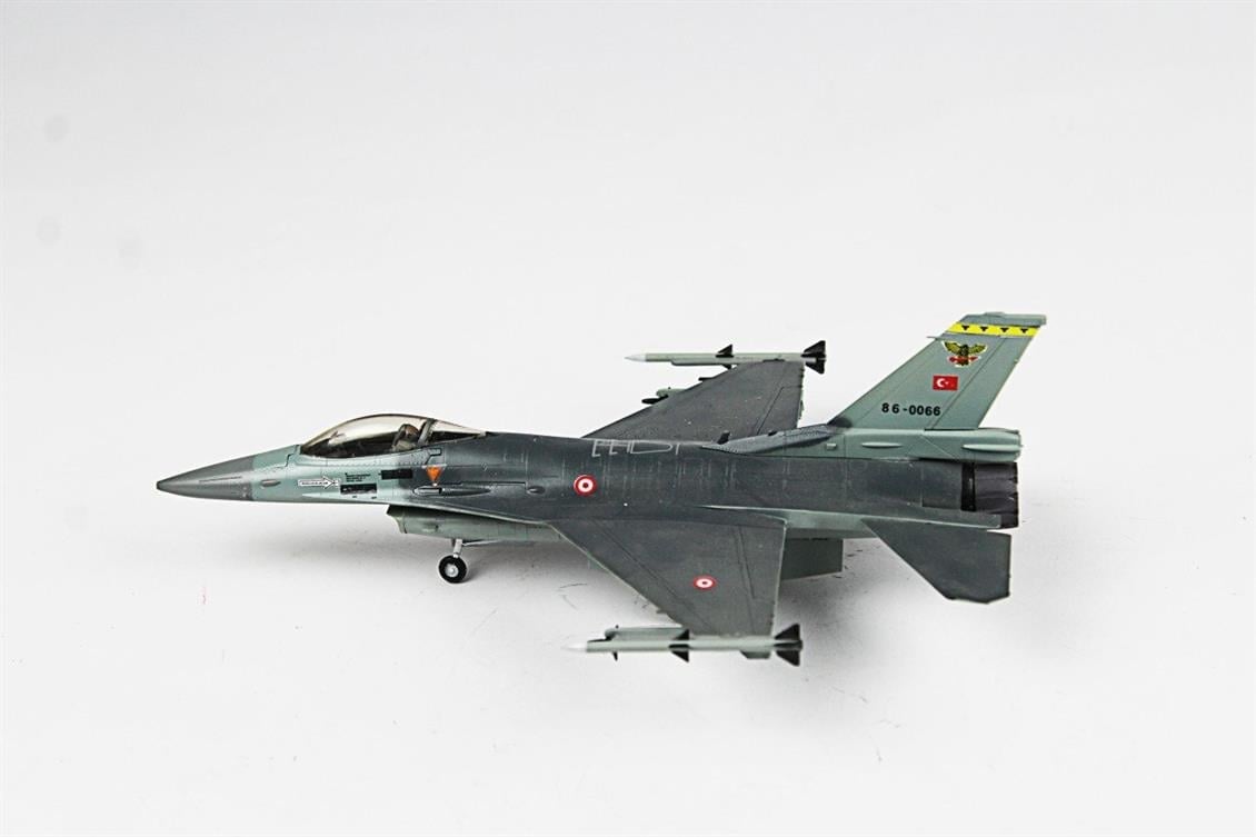 QD016 1/72 F-16C Fighting Falcon Sergilemeye Hazır Plastik Uçak Modeli