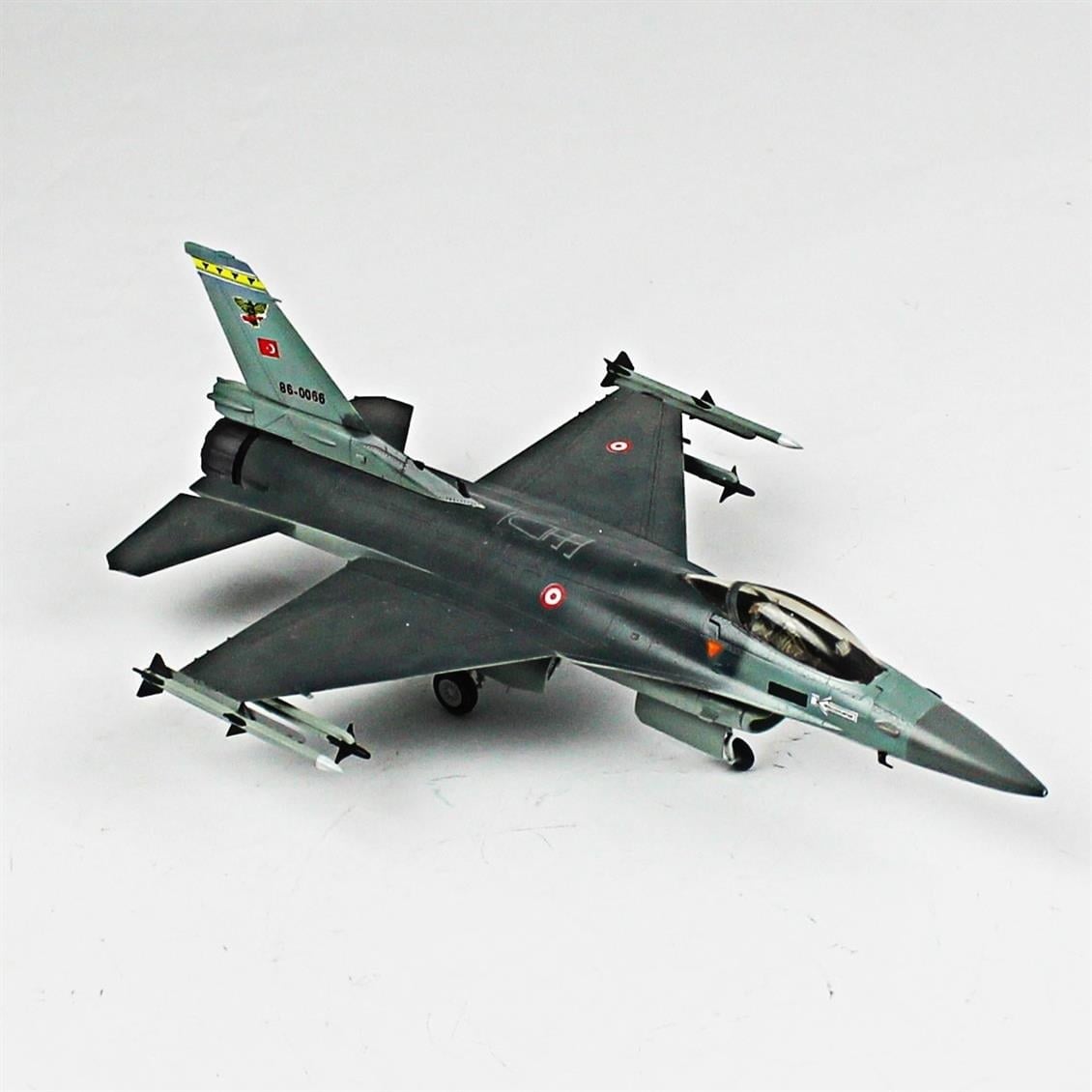 QD016 1/72 F-16C Fighting Falcon Sergilemeye Hazır Plastik Uçak Modeli